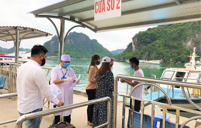 Kiểm tra y tế khách du lịch đi tham quan vịnh Hạ Long